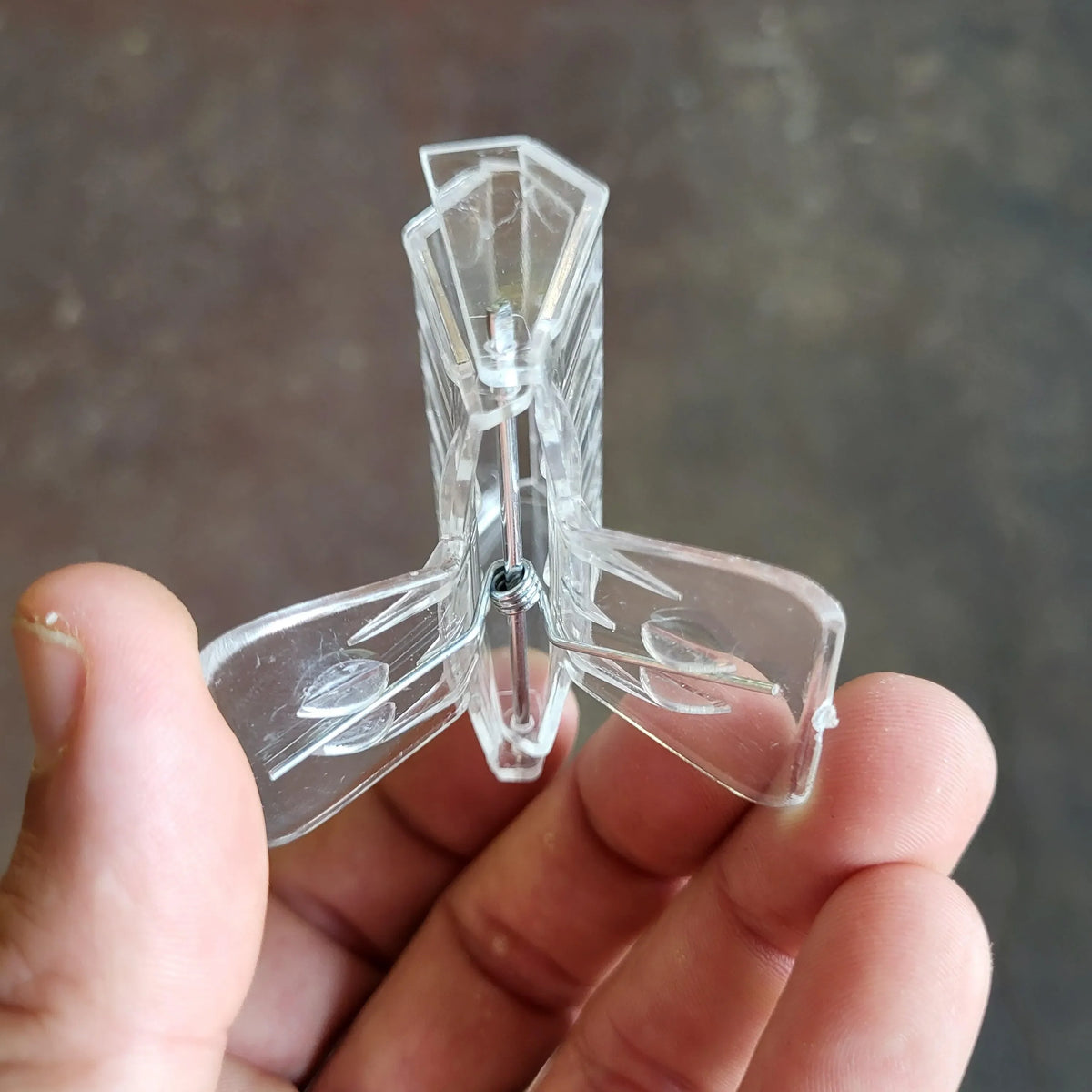Queen Clip, Plastic