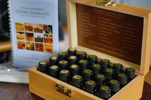 Whisk(e)y Aroma Masterclass Kit in a Wooden Box - 24 Signature Aromas + Training Guide