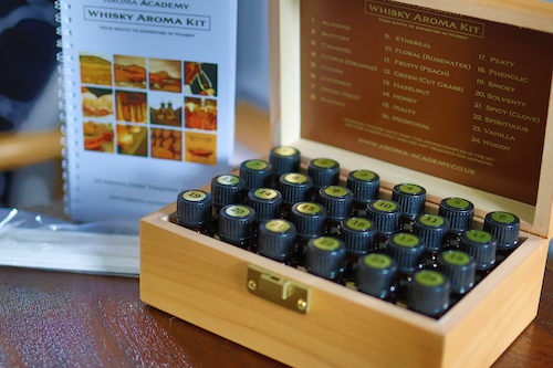 Whisk(e)y Aroma Masterclass Kit in a Wooden Box - 24 Signature Aromas + Training Guide